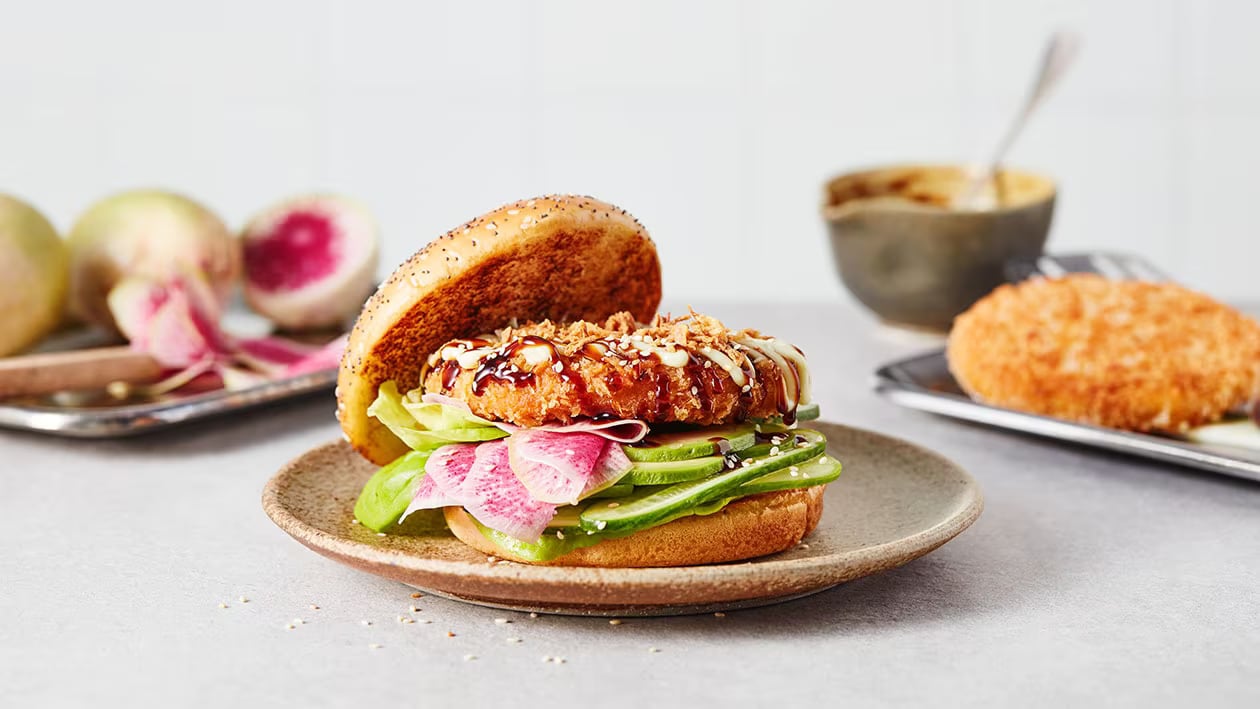 Burger végétarien au poulet croustillant avec avocat, concombre, radis, teryaki et mayo au wasabi